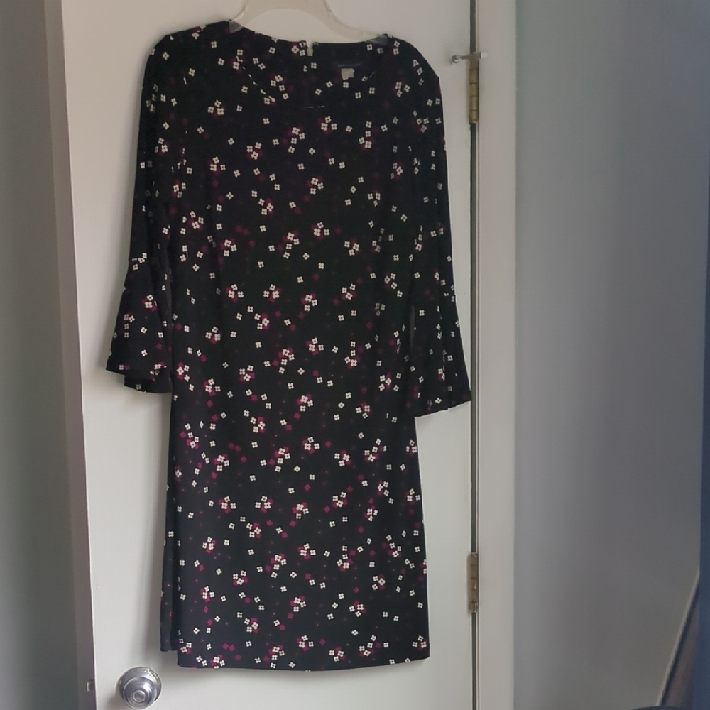 Black Sheath Dress with Bell Sleeves and Crew Neck